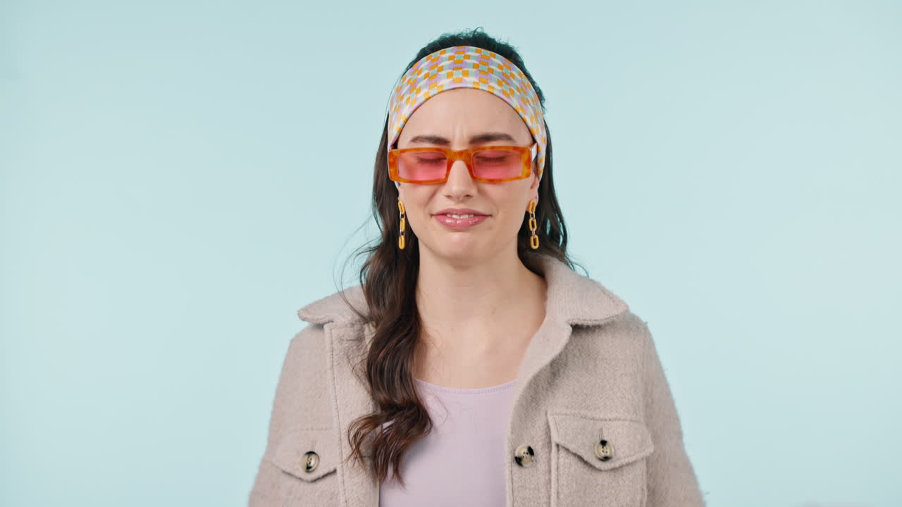 dolor de cabeza, error o arrepentimiento con una mujer en un azul