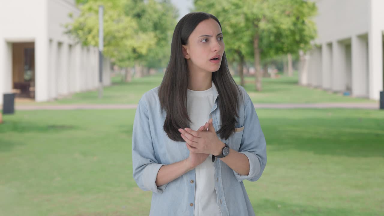 누군가를 기다리는 긴장된 인도 소녀