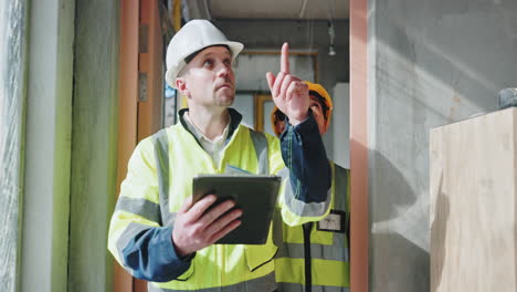 trabajadores de la construcción inspeccionando una renovación de la casa