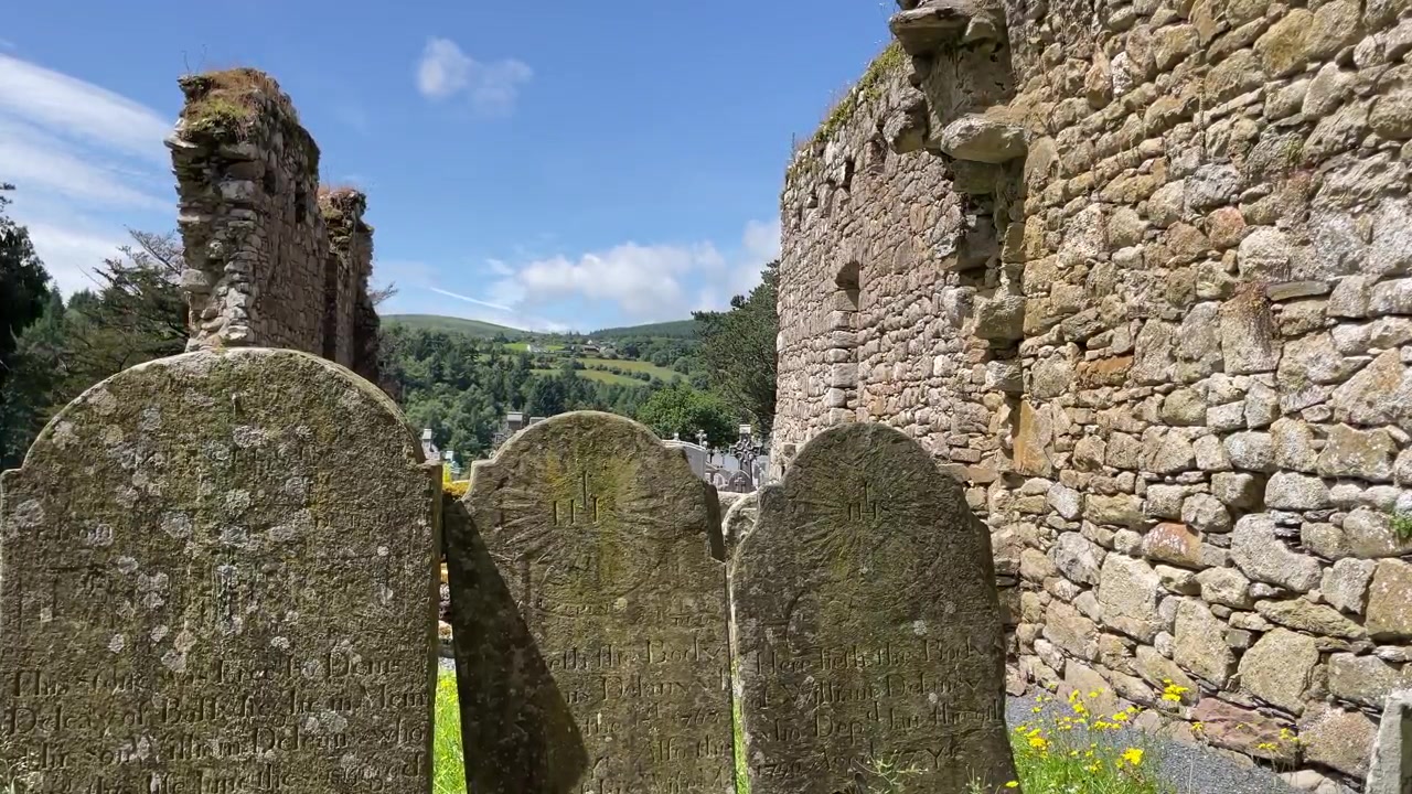 Những địa điểm hùng vĩ của Ireland: bia mộ cổ tại St Mullins Carlow trên sông Barrow, một di tích lịch sử cổ đại