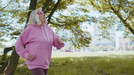 aptitud atlética corredor deportivo senior hombre abuelo entrenamiento entrenamiento cardio en el parque de la ciudad por la mañana