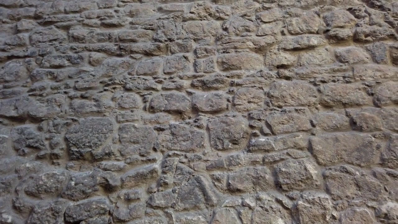 Antico muro medievale in pietra. Un elemento di architettura antica.