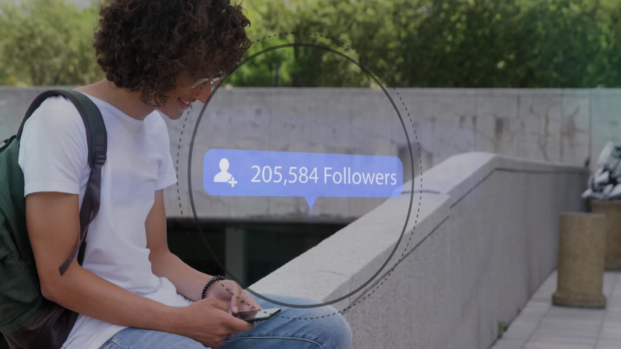 burbuja de discurso con seguidores texto con números crecientes contra el niño que usa teléfono inteligente