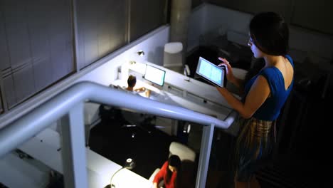 mujer ejecutiva que usa una tableta digital