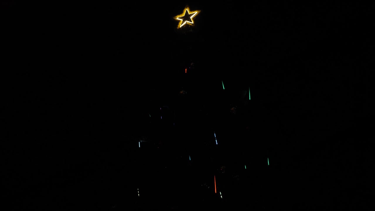 Albero di Natale con luci LED sfocate, filmato in 4K nella Sunshine Coast, Australia