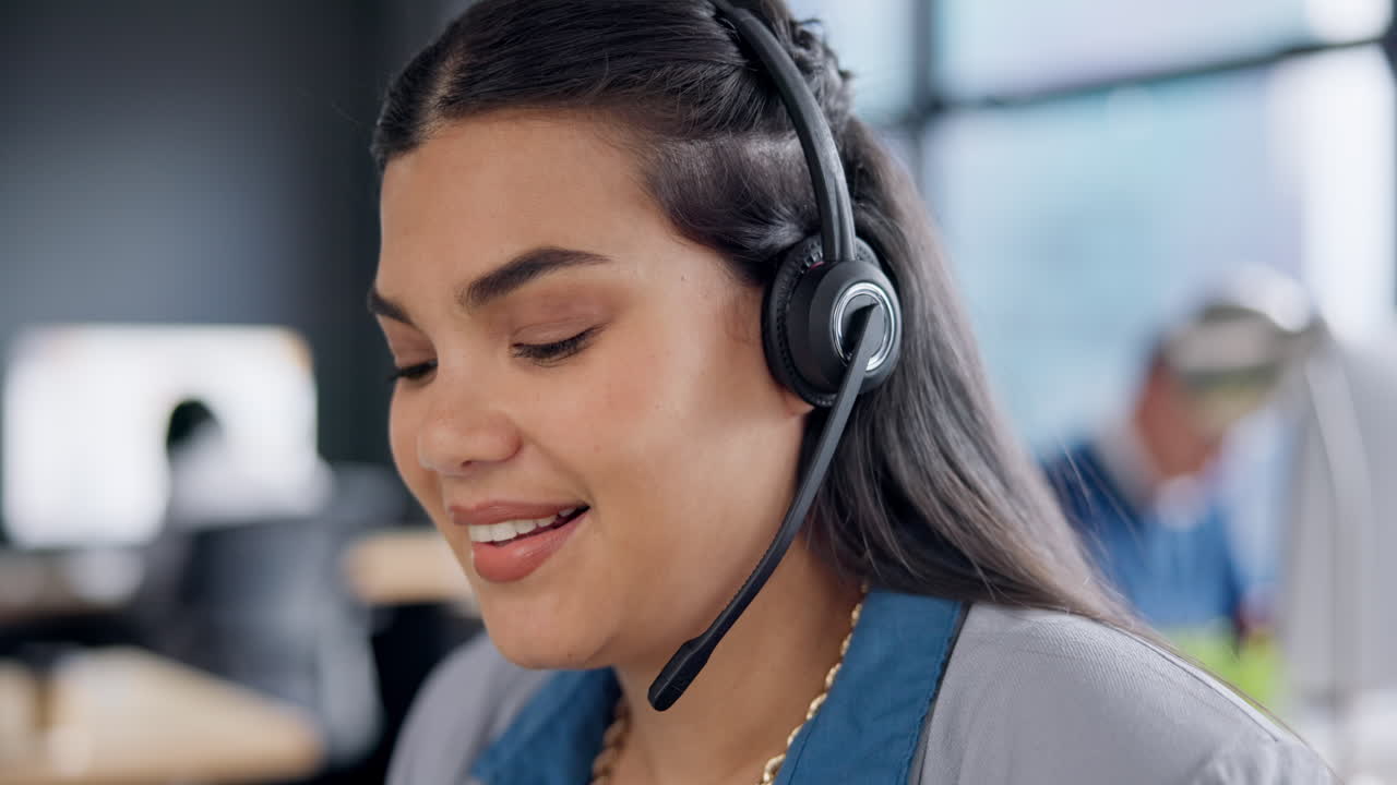 mujer feliz, consultando y hablando