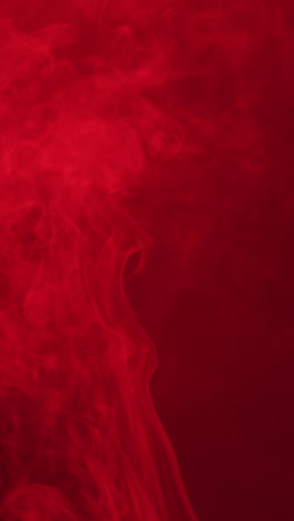 vídeo vertical de fumaça branca com luz vermelha se movendo em fundo preto