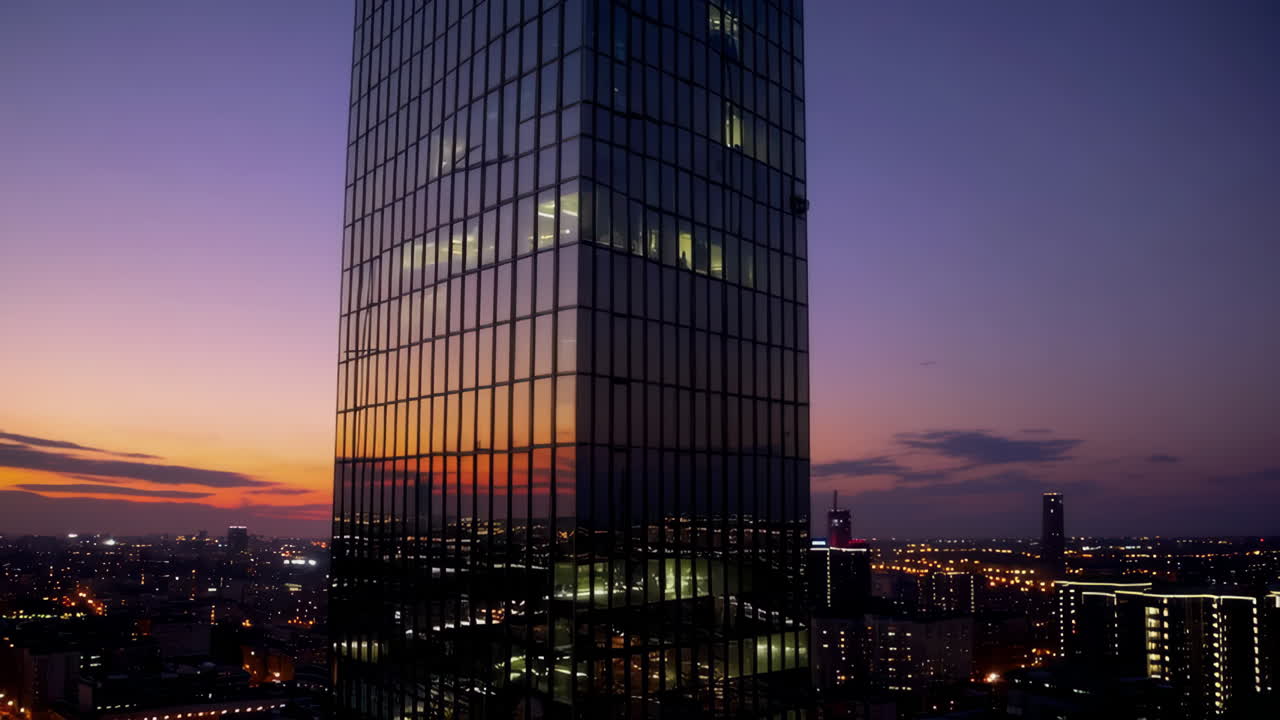un rascacielos moderno al anochecer