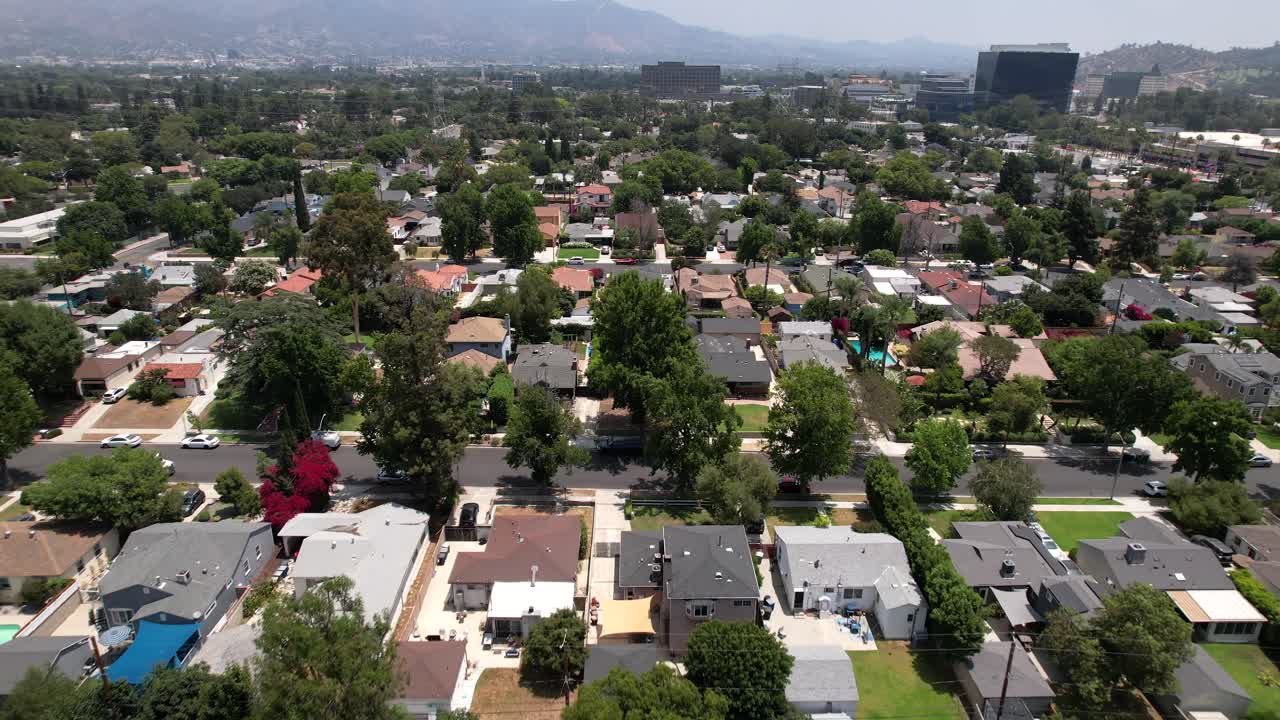 volando sobre un barrio suburbano en burbank, california, en verano