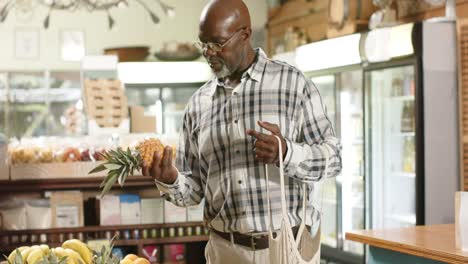 Hombre-Afroamericano-Mayor-Comprando-En-Una-Tienda-De-Alimentos-Saludables,-Cámara-Lenta