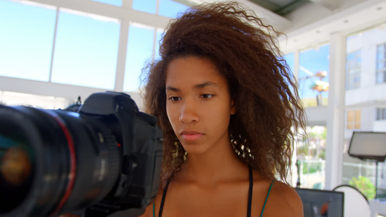 사진 스튜디오 4k에서 카메라를 들고 있는 모델