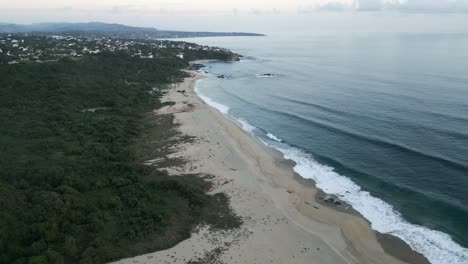 drone se acerca a la playa de arena tropical del océano en méxico oaxaca puerto escondido