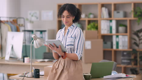 diseñador de moda, oficina y tableta en el comercio electrónico