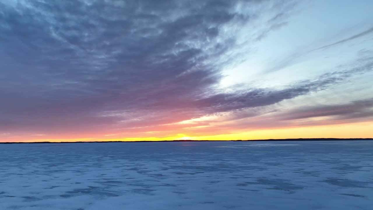 얼어붙은 호수 위의 드론 비행과 해가 지는 아름다운 구름