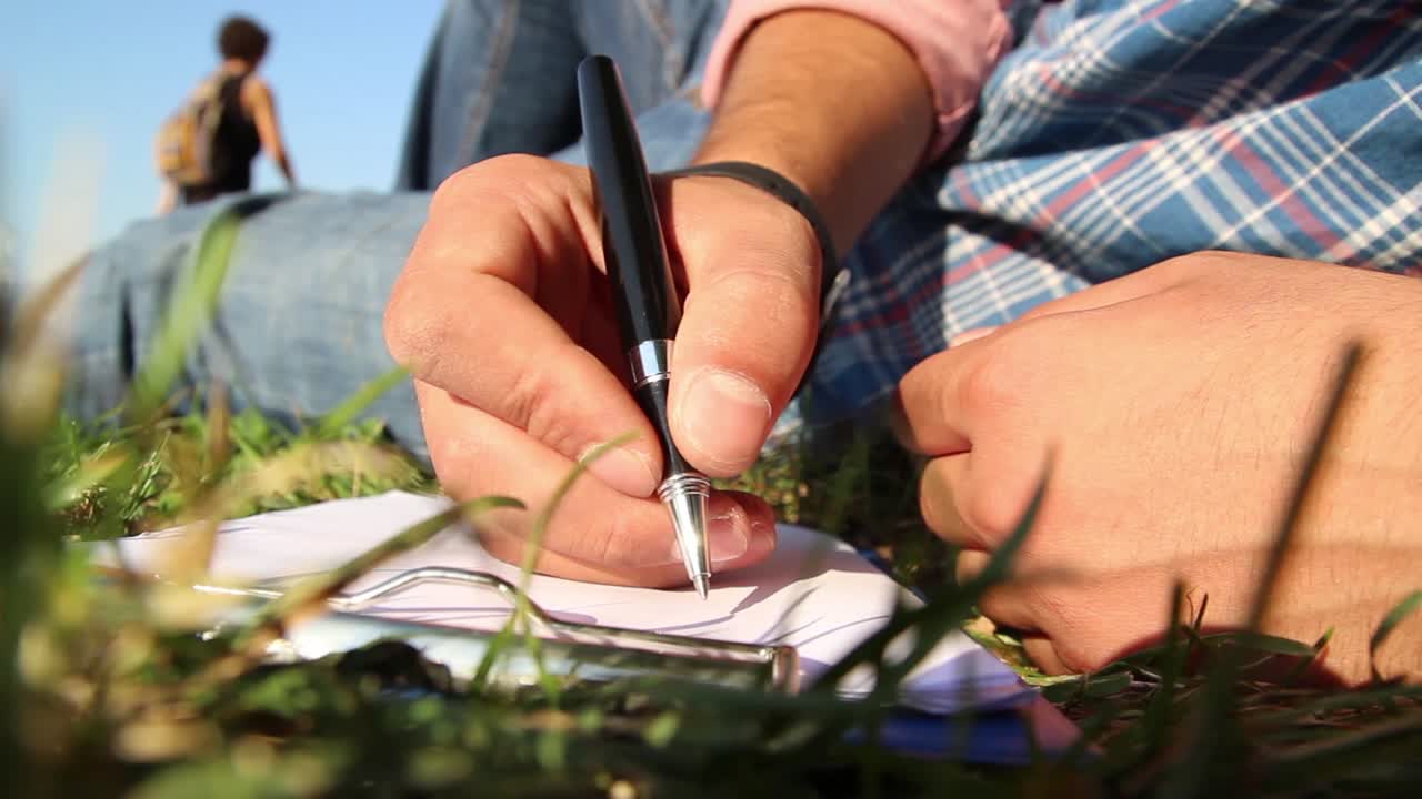 escribiendo cartas en el parque.