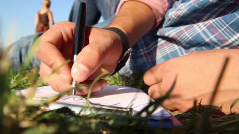 escribiendo cartas en el parque.