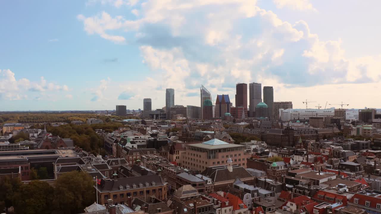 헤이그 비즈니스 고층 빌딩의 전망 설정, 돌리 인, 낮