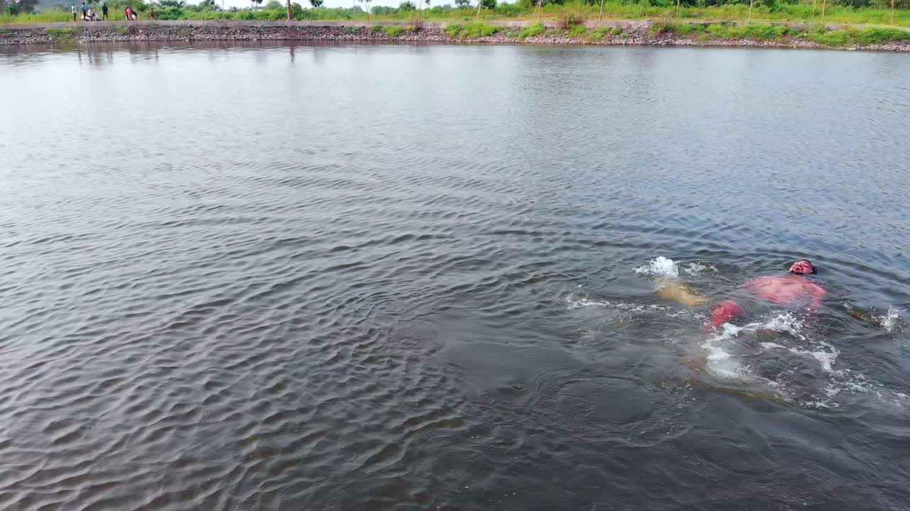 드론 공개 쇼 소년 남자 호수 맑은 물 위에서 다이빙 무인 항공기 위에서 조감도 떨어지는 수영 수중 다시 수영 다시 주식에 떠있는 수영