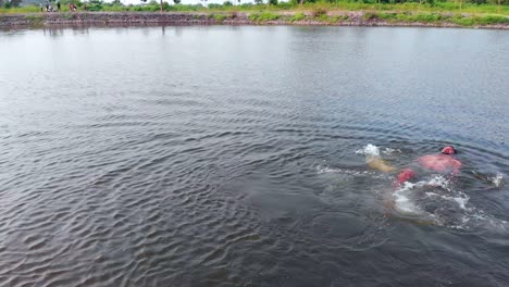 Enthüllen-Drohne-Sho-Boy-Man-Tauchen-In-See-Klares-Wasser-Drohne-Von-Oben-Vogelperspektive-Erschossen-Fallen-Schwimmen-Unter-Wasser-Rückenschwimmen-Schwimmend-Auf-Rückenstock