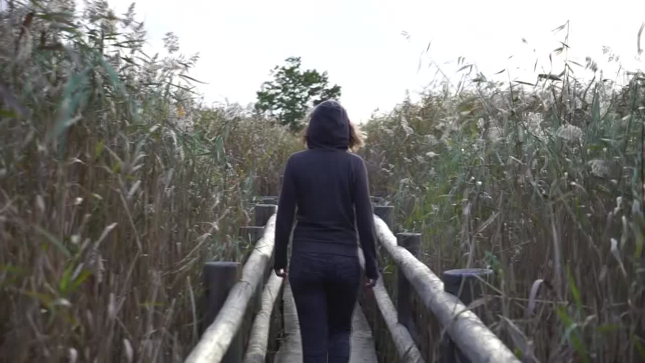 조류 관찰 호수를 떠나는 소녀