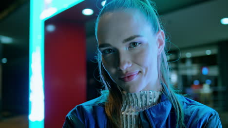retrato de mujer seductora ciudad nocturna. chica mirando a la cámara con una sonrisa de cerca