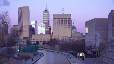 horizonte de indianapolis indiana al atardecer con el edificio de la capital del estado visible y el paseo del río