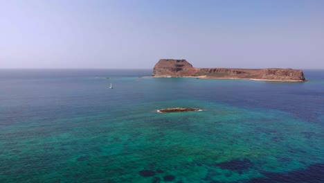 islas solitarias en el océano, creta, grecia