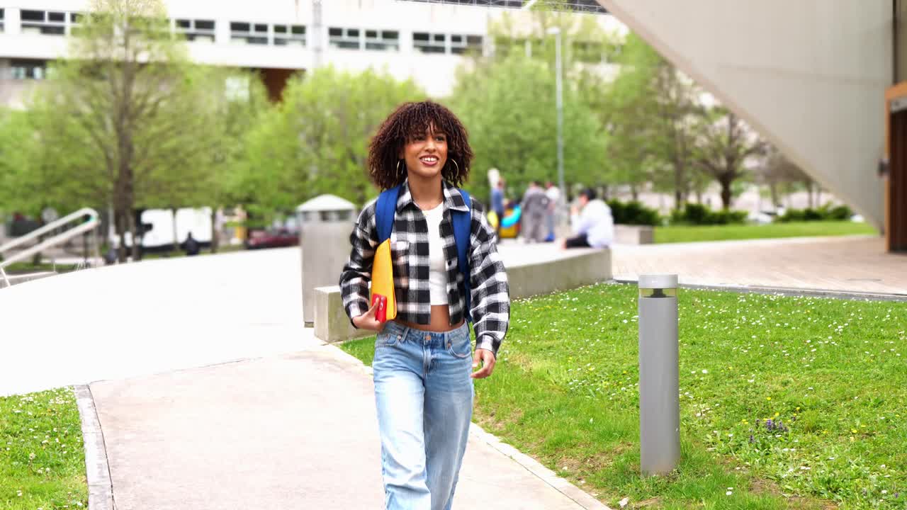 Étudiant enthousiaste sur le campus