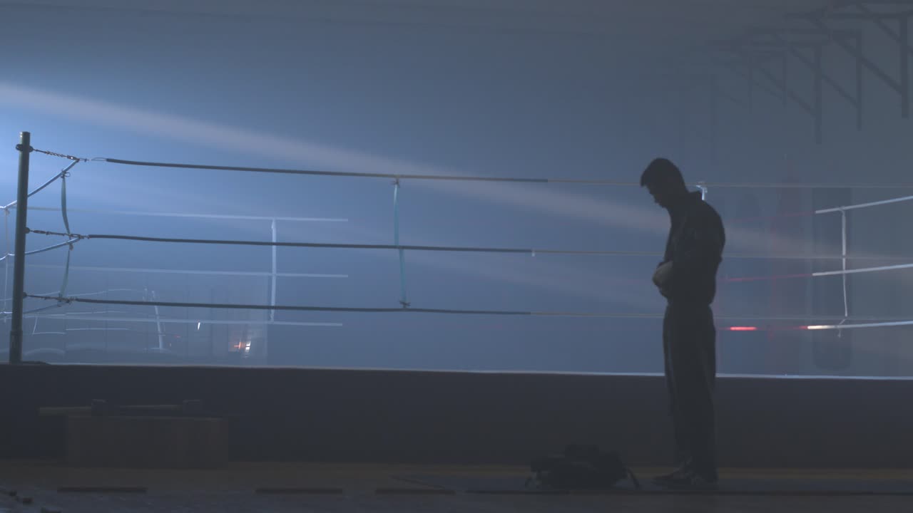 체육관 에서 권투 선수 의 실루