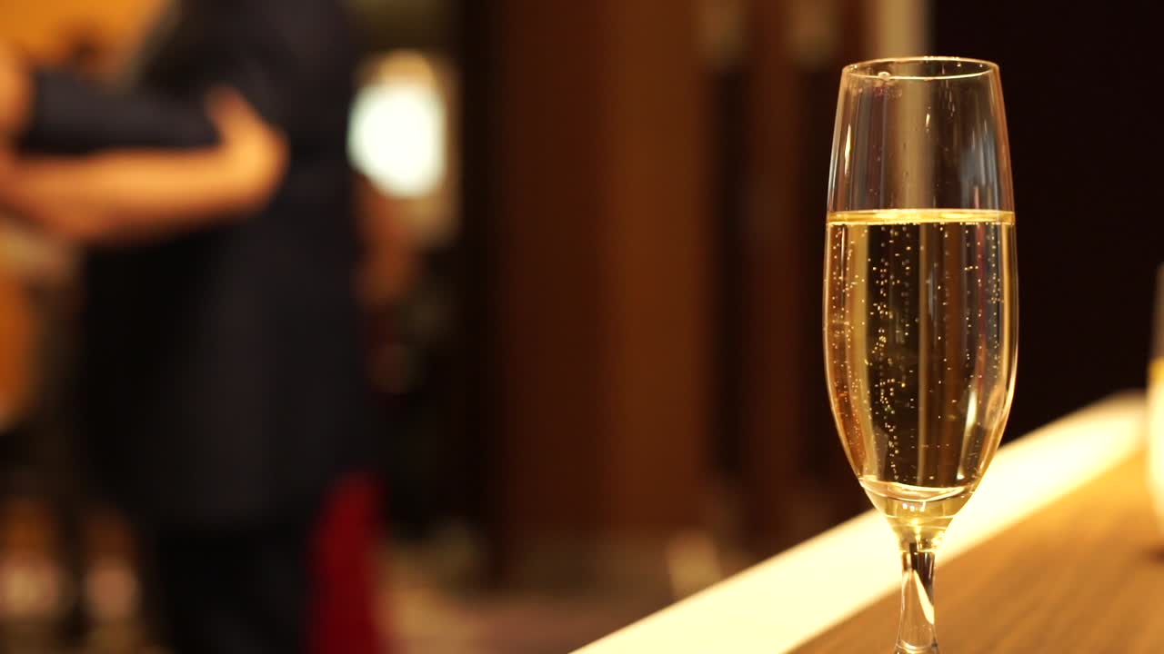 Bollicine di champagne in un bicchiere a un cocktail party tra amici