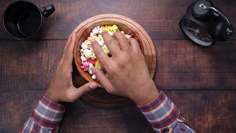 persona comiendo palomitas de maíz de colores