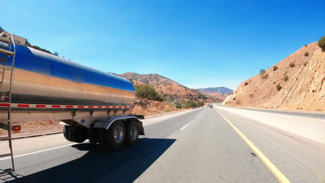 Pasando-Un-Camión-Cisterna-A-Lo-Largo-De-Una-Carretera-Del-Sur-De-California-En-Cámara-Lenta