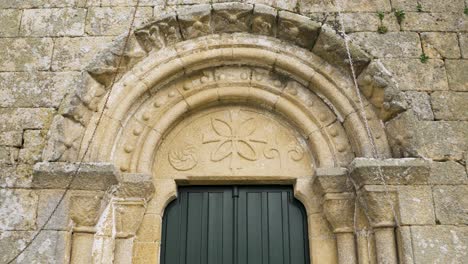 Detail-Des-Kirchenbogens-San-Juan-De-Cortegada,-Spanien