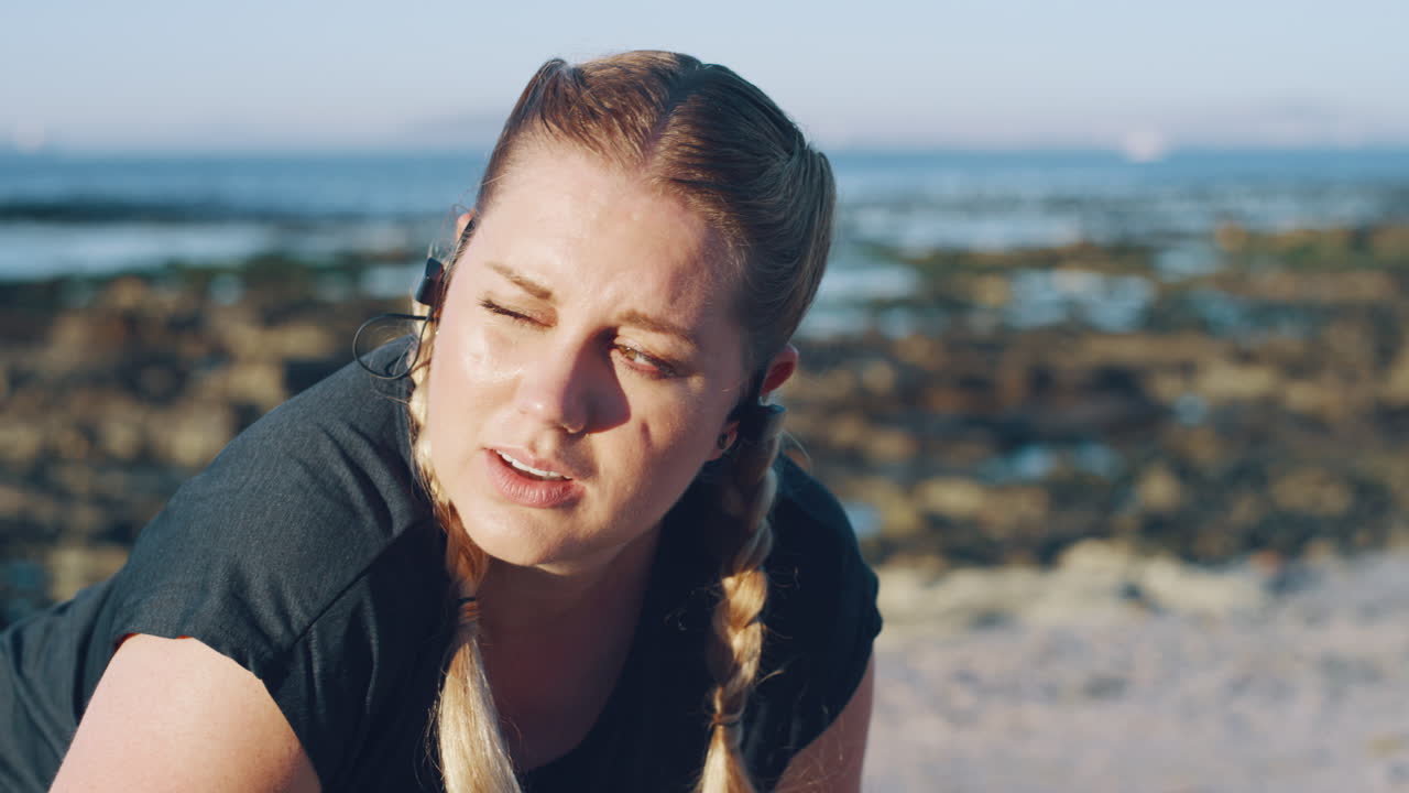 Donna in sovrappeso stanca, affaticata dal fitness e che respira affannosamente