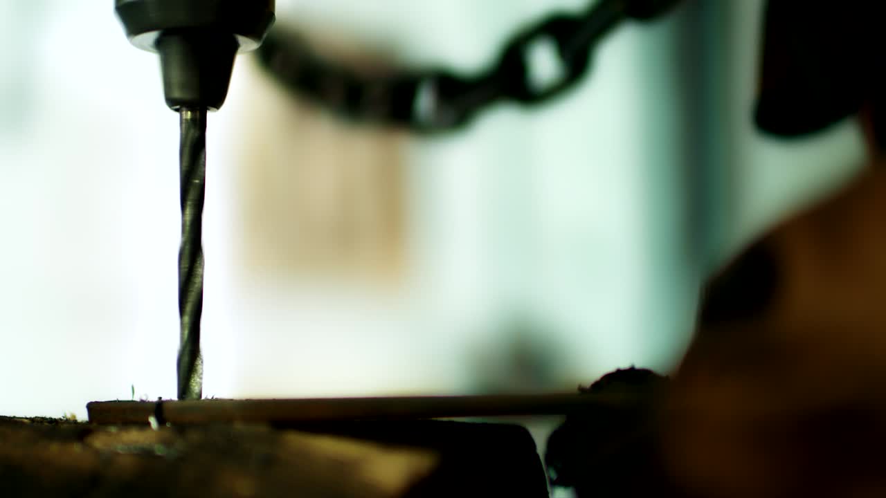 건설 장갑을 입은 문신을 한 장인, 강철 판을  ⁇ 고 있습니다.