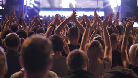 Gente-Disfrutando-Y-Divirtiéndose-Durante-El-Concierto