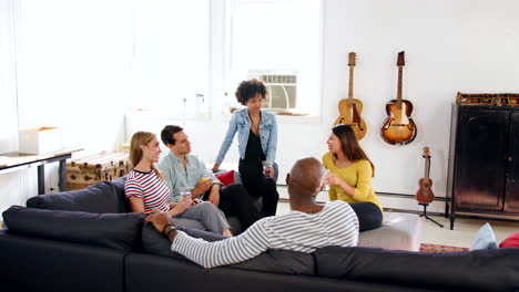 Cinco-Amigos-Adultos-Socializando-En-Un-Apartamento-Tipo-Loft-En-Nueva-York