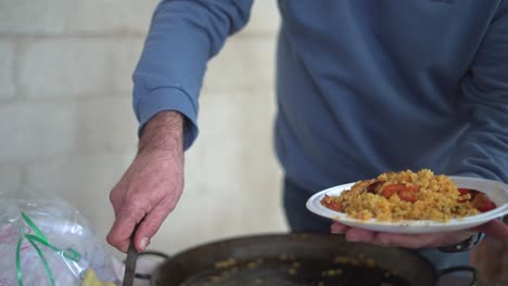 Sirviendo-Paella-A-Una-Reunión-De-Gente-Celebrando