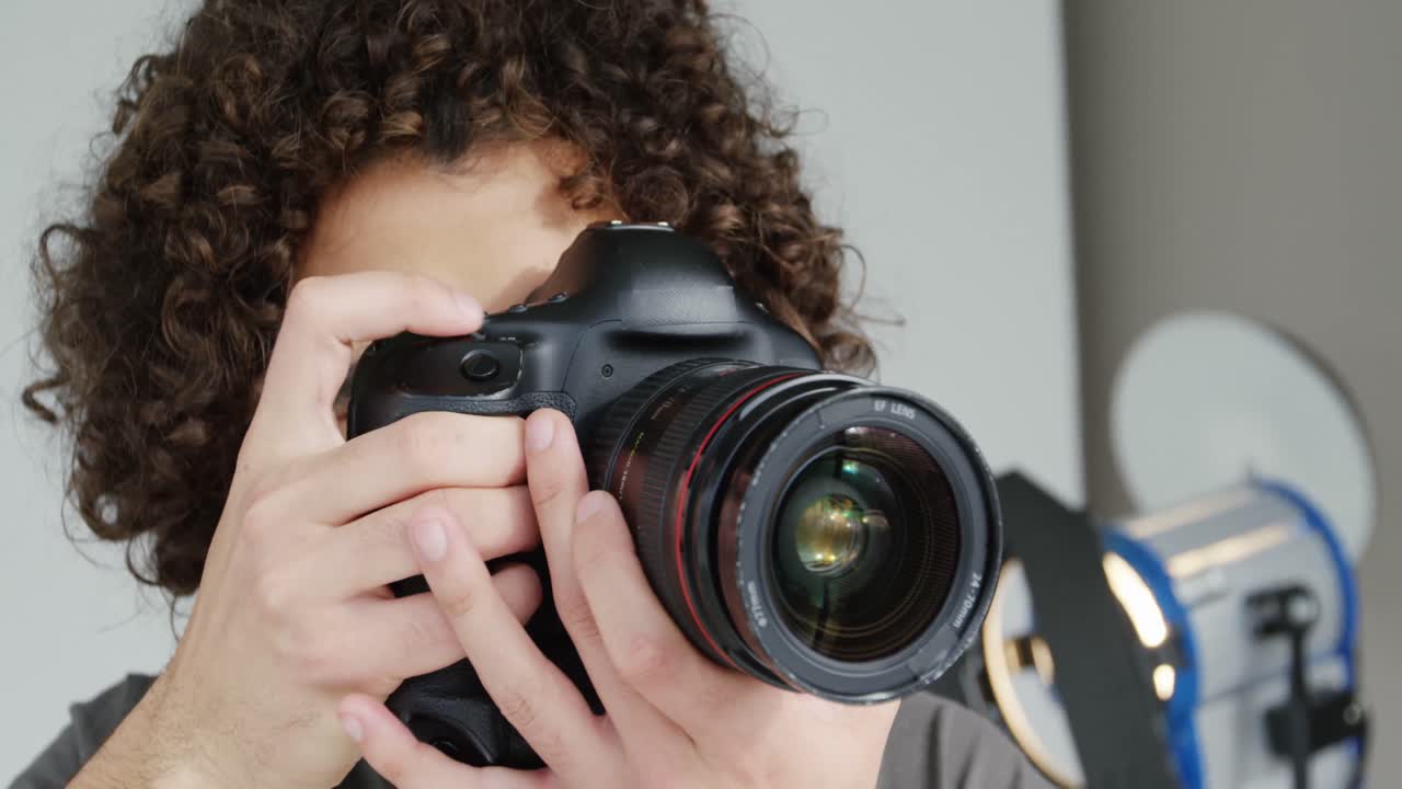 Fotógrafo tirando foto com câmera digital profissional