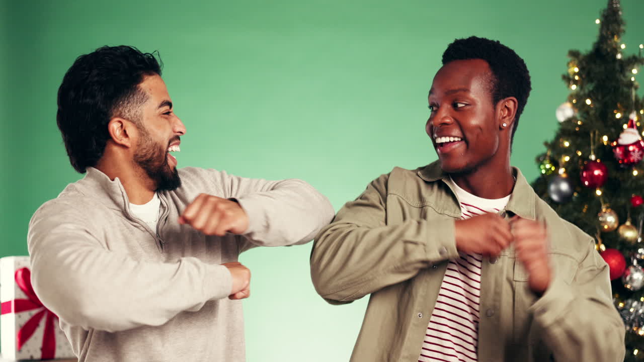 amigos celebrando la navidad juntos