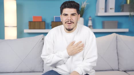 el joven que no puede detenerse de emoción y alegría.