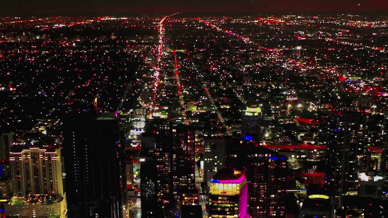 Blick auf Miami bei Nacht von oben mit hell leuchtenden Stadtlichtern.