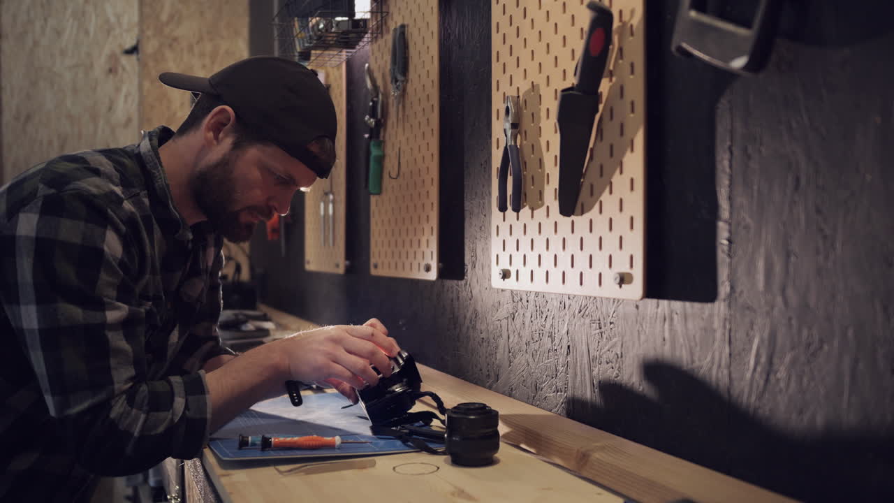 joven haciendo reparaciones en la cámara fotográfica