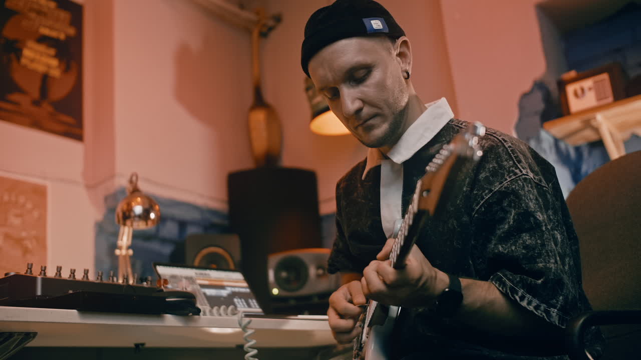 Musicista che suona la chitarra in uno studio di registrazione