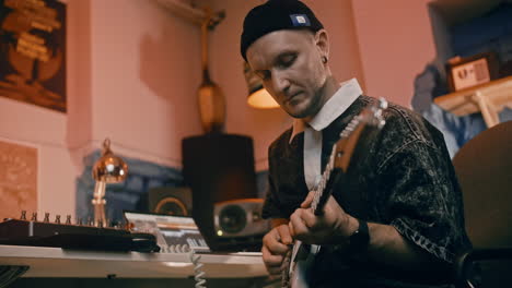 musicista che suona la chitarra in uno studio di registrazione