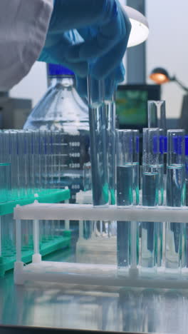 científico realizando un experimento de laboratorio