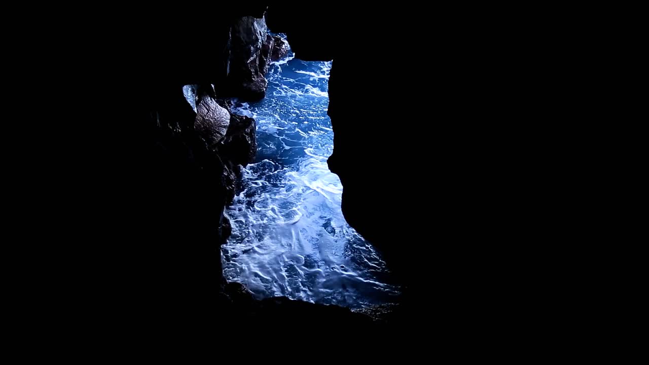 Hawaii -Timelaps Video of water coming in a hole in the cliffs