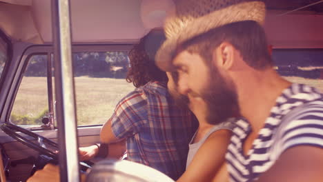 en formato de alta calidad amigos hipsters en viaje por carretera