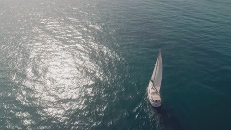 drones volando lejos del velero e inclinándose hacia el horizonte cerca de la costa