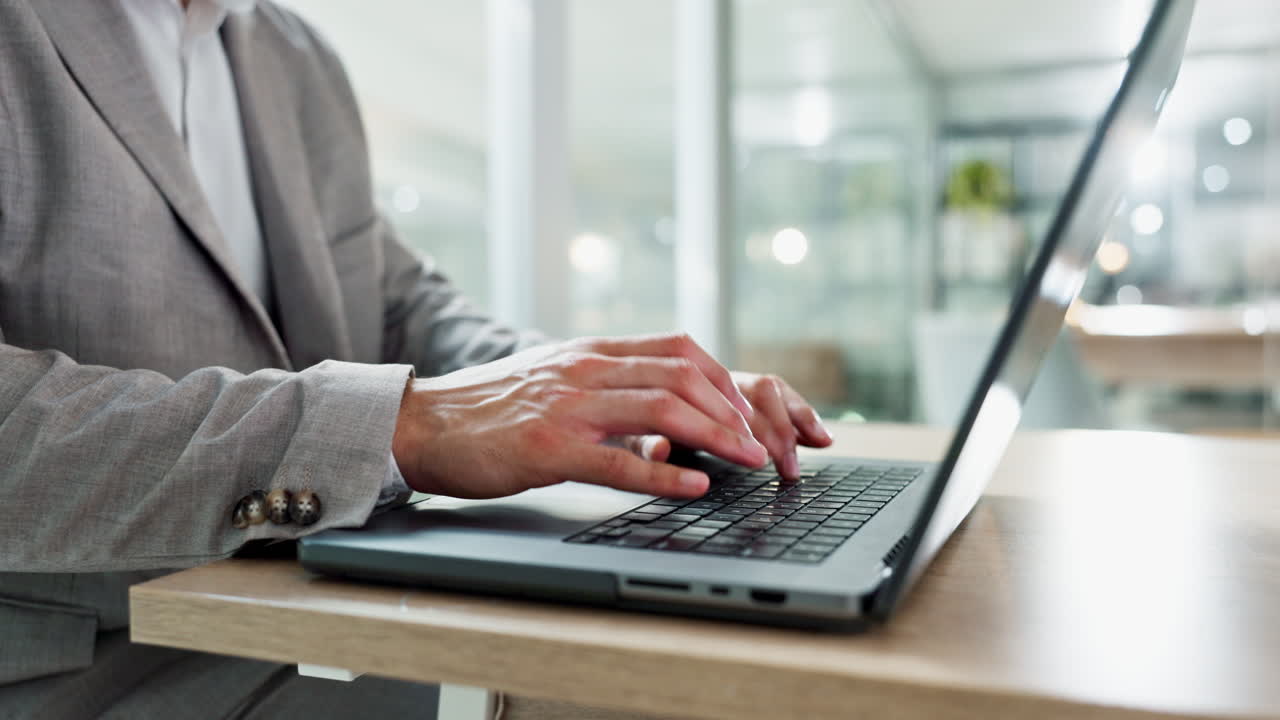 손으로 타이핑, 노트북과 책상에서 클로즈업